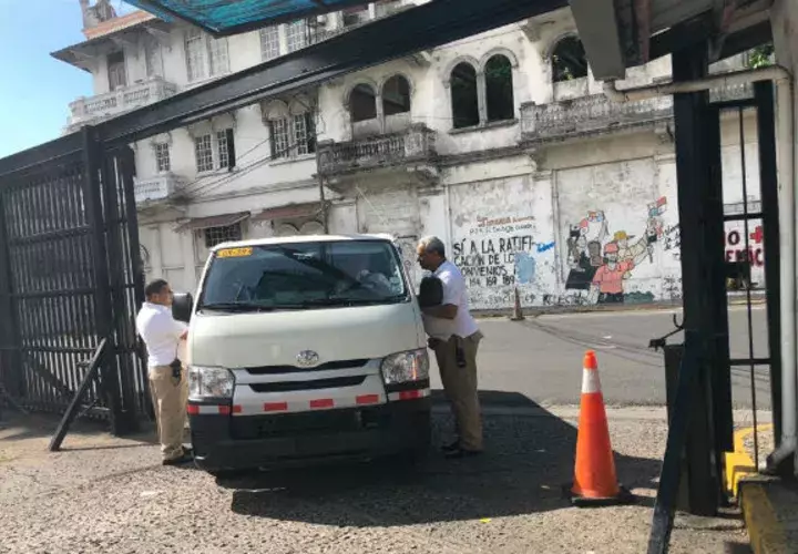 Auditores llegando a la Asamblea Nacional. 
