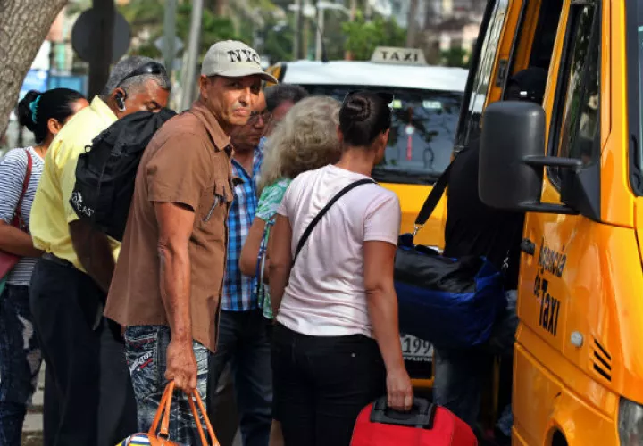 Familiares de las víctimas que ya han sido identificadas. FOTO/EFE