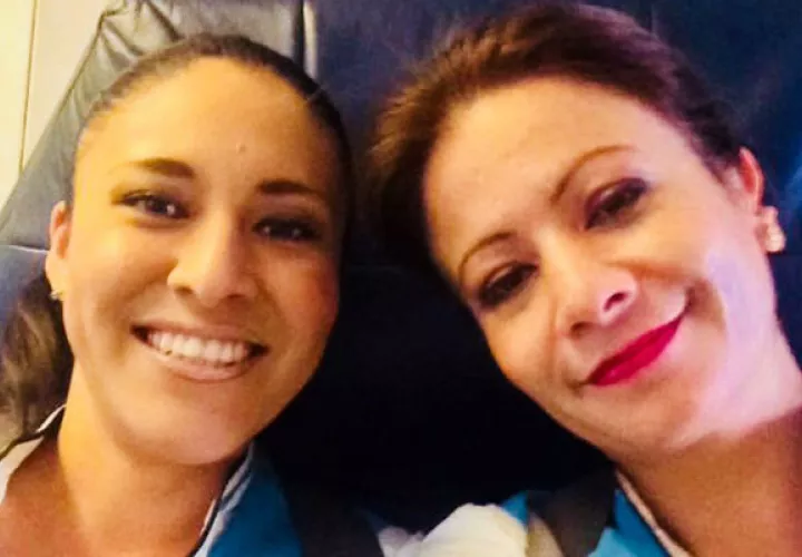 Daniela Ríos (i), de 22 años, la sobrecargo que murió en el accidente de aviación el pasado viernes en Cuba, acompañada de Myrna Díaz (d), exsobrecargo de la aerolínea mexicana Global Air. FOTO/EFE