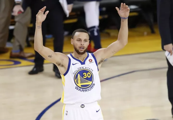 Curry terminó con 28 puntos.