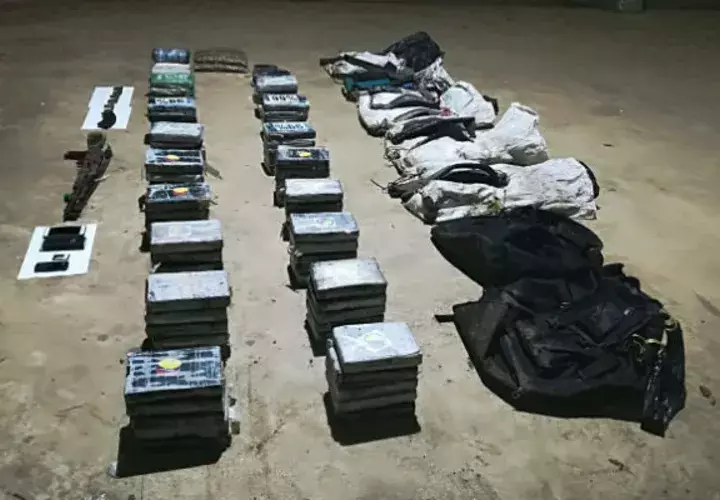 Mochilas, armas y sustancias ilícitas fueron incautadas por el Senafront. Foto/Senafront