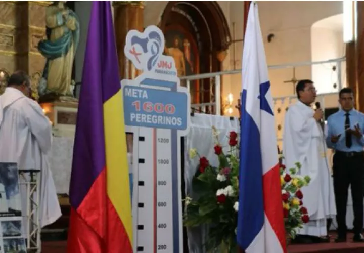 Se observa la bandera panameñista cerca del altar en la Iglesia de Santa Ana.