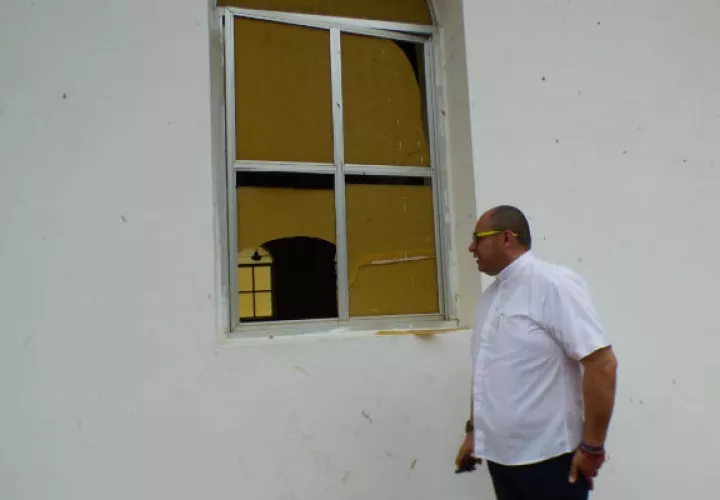 El beodo rompió una de las ventajas del templo para entrar. Foto: Thays Domínguez.