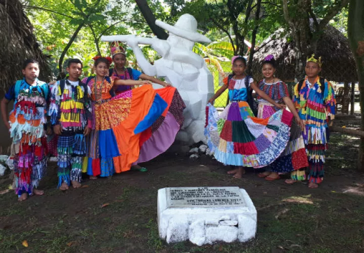 Niños con alegorías típicas de la región ante el monumento al cholo guerrillero. Foto: Elena Valdez.