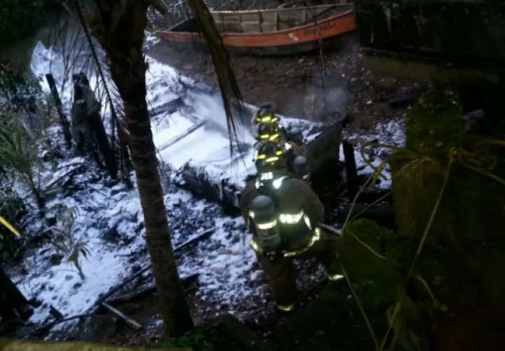 Los bomberos, en sus labores. Foto: Mayra Madrid. 
