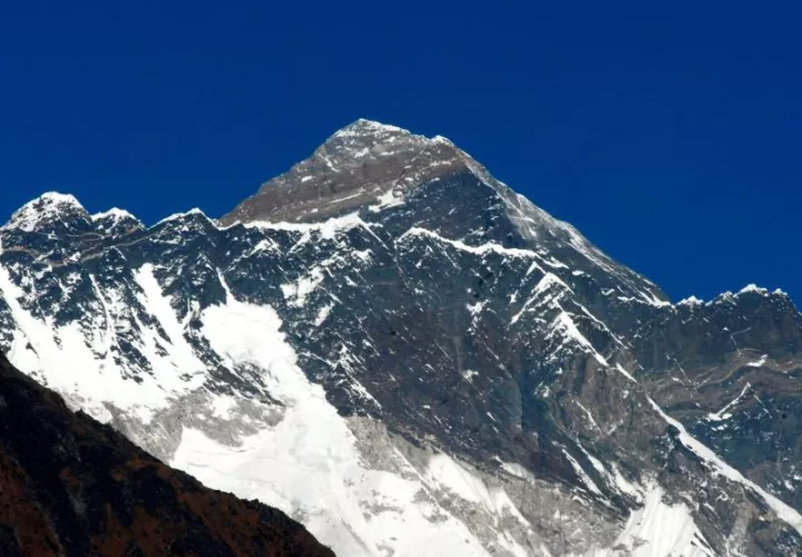 Vista del Everest, de 8.848 metros, desde Syangboche (Nepal), a 3.800 metros de altitud. Foto EFE