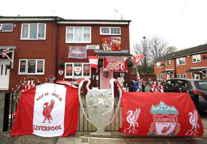 Una casa en Higham Square, Liverpool, Inglaterra que ha sido engalanada con banderas del Liverpool, antes de la final de la Liga de Campeones. Foto AP