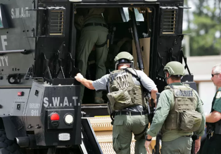 Las fuerzas especiales intervinieron para controlar al atacante. FOTO/AP