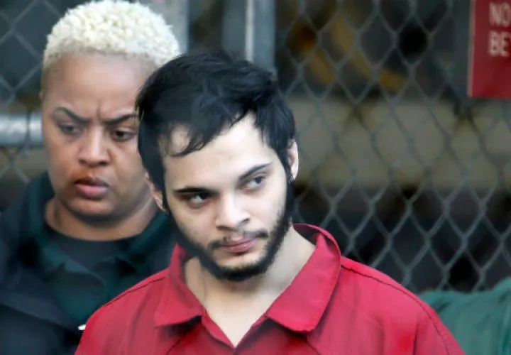 Cinco personas resultaron muertas y seis heridas en el aeropuerto a causa de los disparos de Esteban Santiago, quien fue detenido sin oponer resistencia a los pocos minutos. FOTO/AP