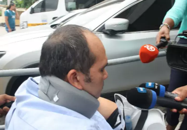 El médico se presentó en silla de ruedas y cuello ortopédico. Foto: Eric A. Montenegro.