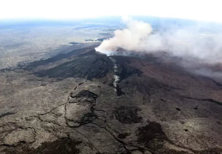 Vista de una fisura en la ladera occidental y el cráter derrumbado de Pu'u 'O'o, en la con lava del volcán Kilauea. FOTO/EFE