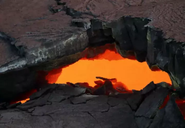  Vista aérea del llamado "Skylight", una grieta en la superficie de la lava solidificada que permite una visión del magma. FOTO/EFE