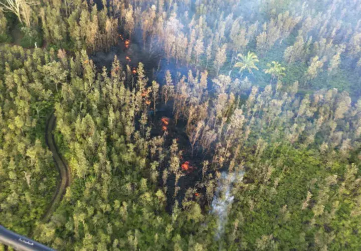 Vista de una fisura con lava en Leilani Estates tras entrar en erupción el volcán Kilauea. FOTO/EFE