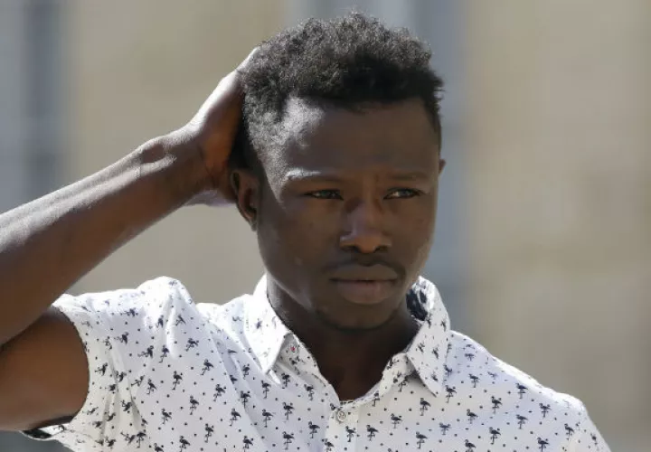 Mamoudou Gassama, deja el palacio presidencial después de su reunión. Foto: AP