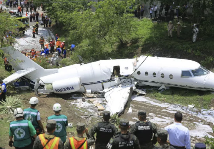 Autoridades trabajan en el sector donde se accidentó un avión jet ejecutivo con matrícula de Estados Unidos. FOTO/EFE