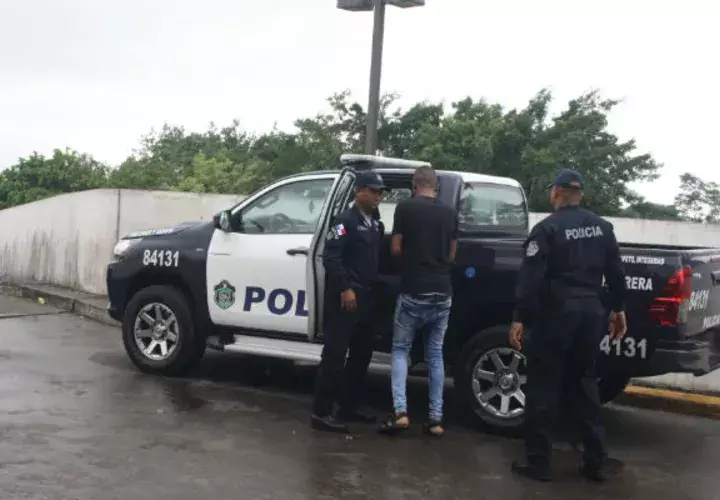 Familiar del menor muerto, cuando es aprehendido en el hospital por amenazas. Foto:  Eric Ariel Montenegro.   