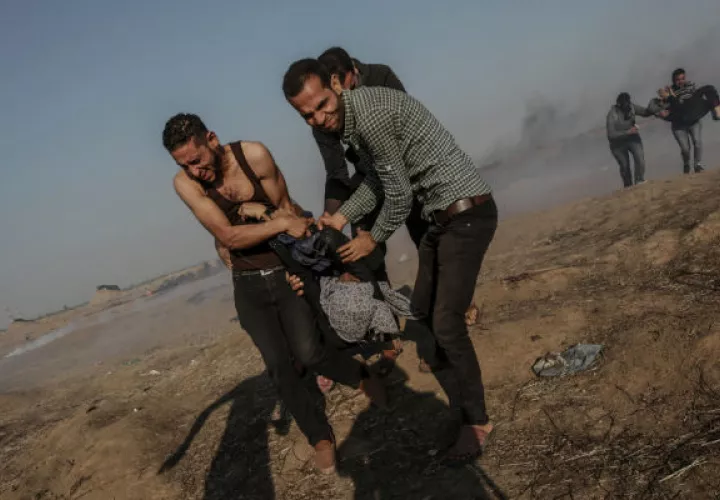 Una mujer herida, durante los enfrentamientos. Foto: EFE  
