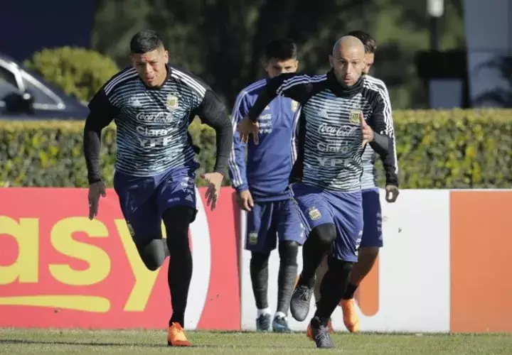 Marcos Rojo y Javier Mascherano, entrenamiento de la selección Argentina de fútbol. Foto AP