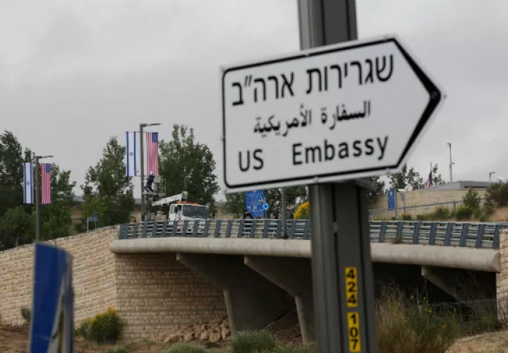 Varios trabajadores colocan banderas israelíes y estadounidenses en una carretera que conduce al Consulado de los Estados Unidos en el vecindario judío de Arnona, en Jerusalén. FOTO/EFE