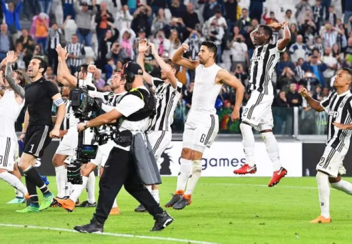 Celebración de los jugadores de la Juve al final del partido. Foto EFE