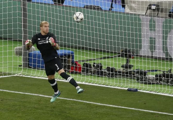 Loris Karius cometió dos errores ante Real Madrid. Foto AP