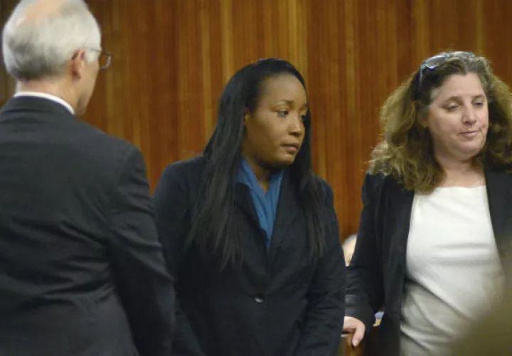 Ina Rogers, centro, aparece en el Tribunal Superior del condado de Solano en Fairfield, California, para enfrentar múltiples cargos de abuso de menores. FOTO/AP