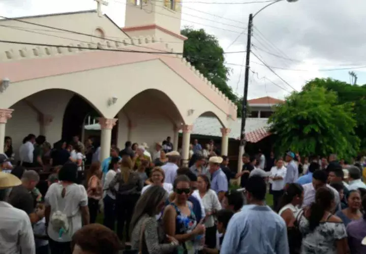 Familiares y amigos despiden al taxista  Euclides Acevedo Domínguez, asesinado a finales de abril. Foto/Zenaida Vásquez