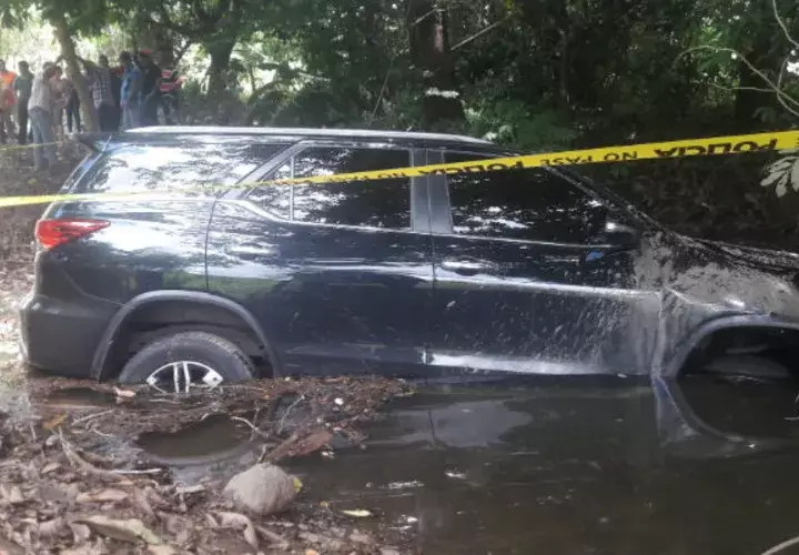 La camioneta donde huían quedó metida en una quebrada