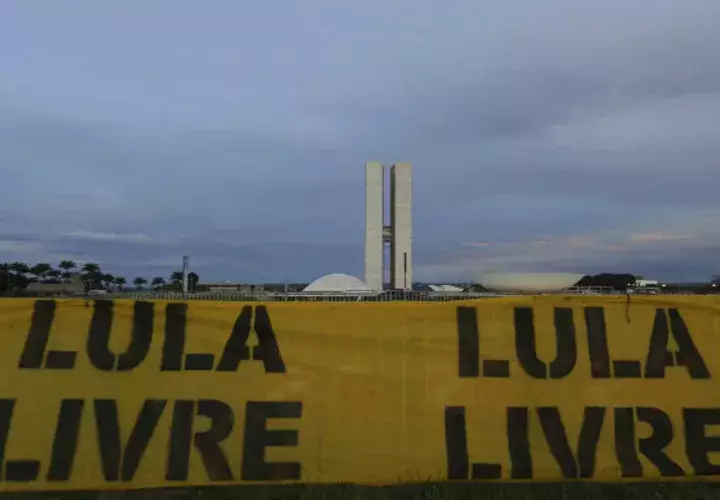 Los simpatizantes, del presidente Luiz Inacio Lula da Silva, exigen su libertad.
