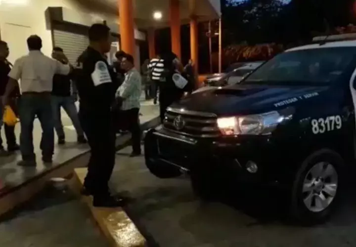 Las autoridades se mantenían en la Plaza Changuinola. Foto: Mayra Madrid.   
