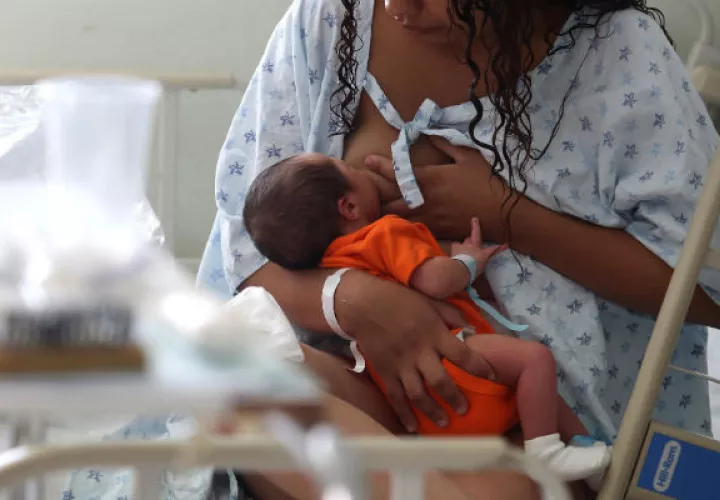 En 2014, más de la mitad (55.8%) de las mujeres solteras con al menos un hijo nacido vivo se declaró como hija de la jefa del hogar . FOTO/EFE