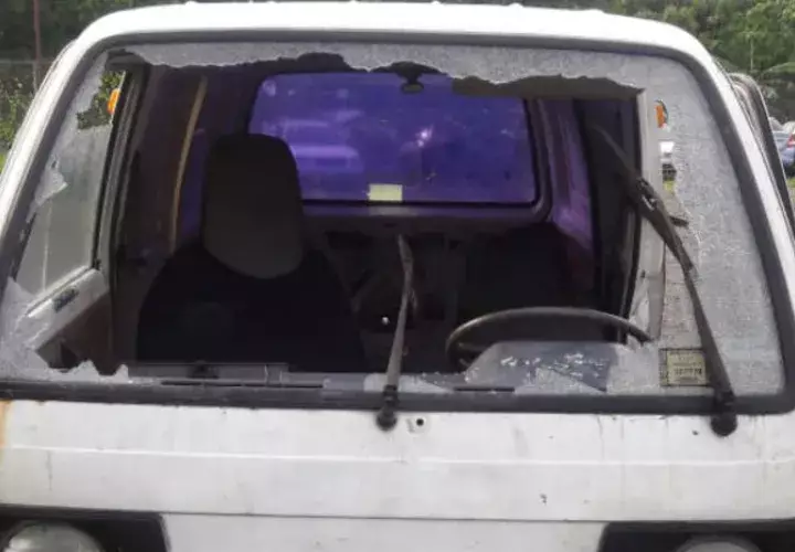 El parabrisas del auto quedó destrozado. Foto: José Vásquez. 