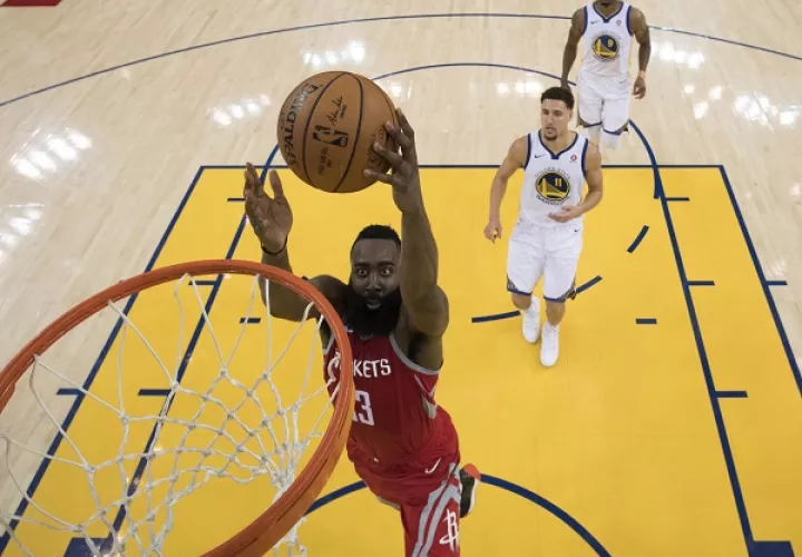 Tanto James como Harden, aún están luchando por llegar a las finales de la NBA. EFE