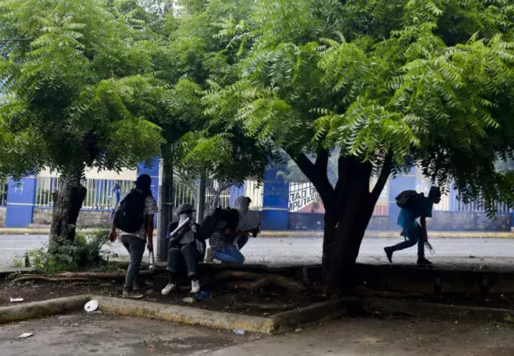 Un grupo de estudiantes se enfrentan a los grupos represores nicaragüenses.. FOTO/AP