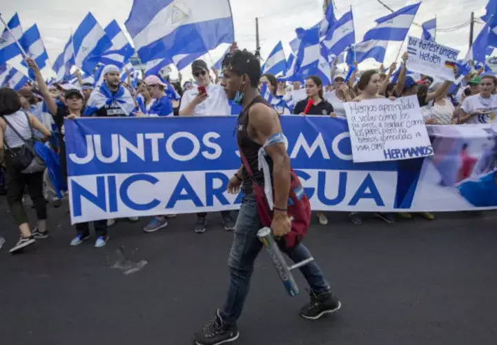 Un joven sostiene un improvisado lanza granadas hoy, martes 15 de mayo de 2018, en una manifestación en contra del gobierno de Daniel Ortega en Managua. FOTO/EFE