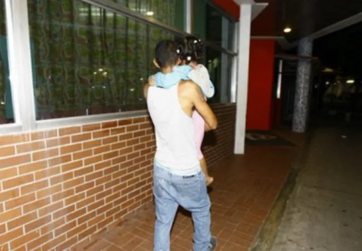 La niña llegó con su padre al hospital. Foto: Critica