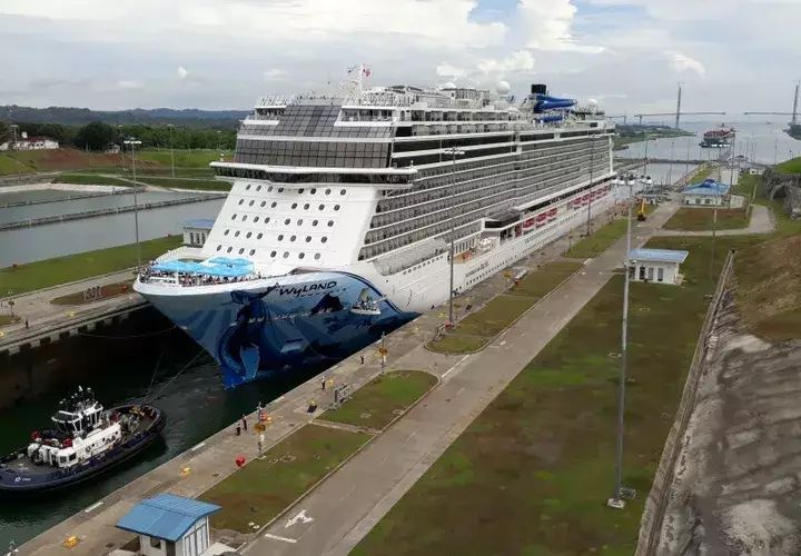 Vista del Neorwegian Bliss desde el Centro de Visitantes de Agua Clara. Foto:@CanaldePanama