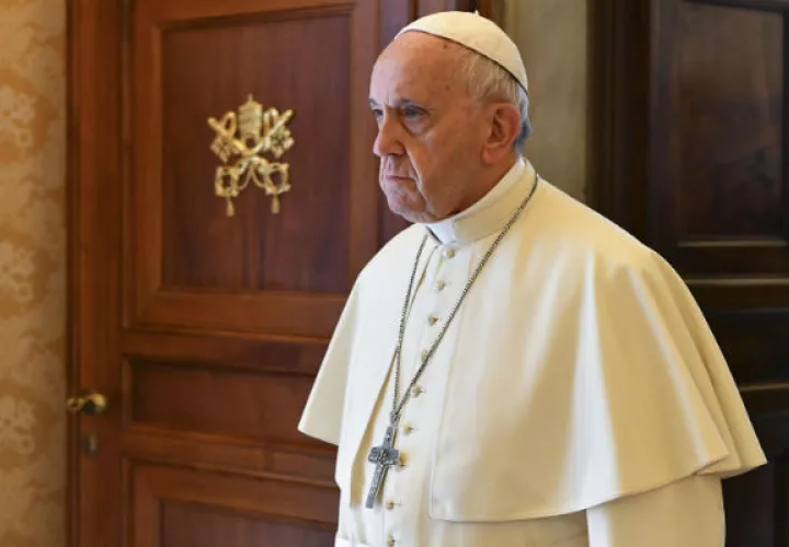  Explicaron que "el papa, según lo estime conveniente, podrá aceptar la salida de un obispo o rechazarla" y, mientras lo decide, "continuarán en sus plenas funciones".