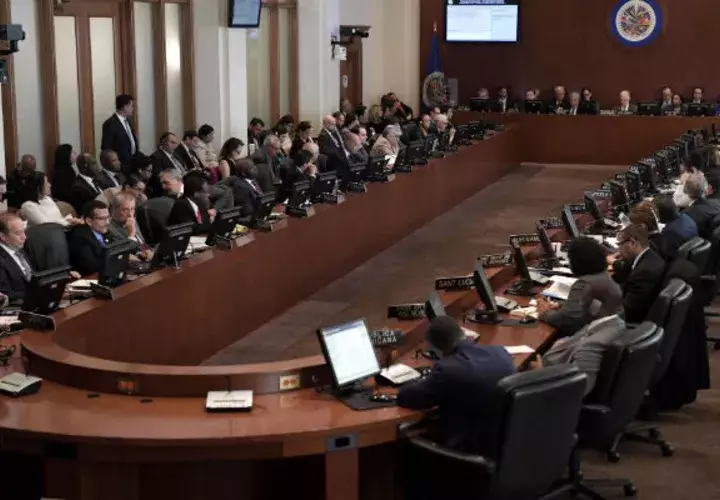 Los representantes permanentes ante la Organización de los Estados Americanos (OEA), hablan durante una sesión extraordinaria del Consejo Permanente. FOTO/EFE