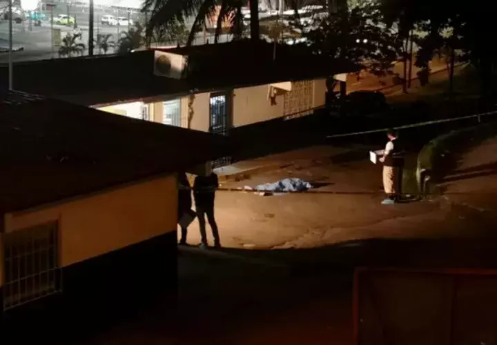 El cuerpo de Edgador Ariel Rivera Rangel, en la entrada de las oficinas del MIVIOT. Foto/Raimundo Rivera