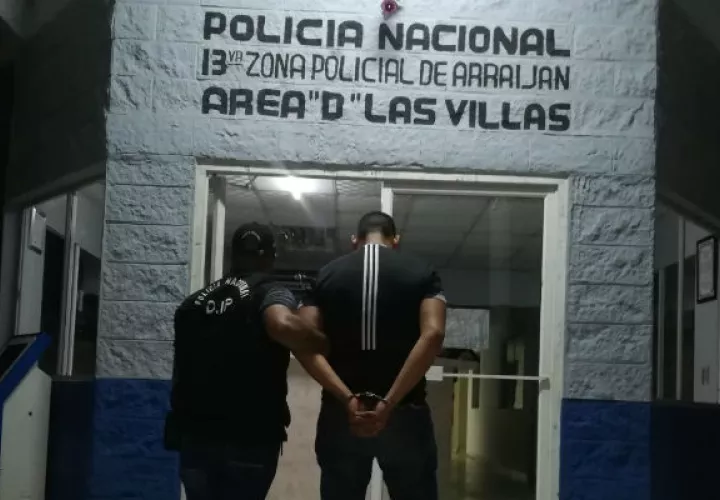Momentos en que arrestan a uno de los implicados. Foto/ Raimundo Rivera
