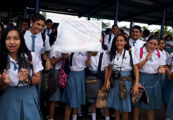 Los alumnos amenazaron con cerrar la vía Interamericana. Foto: Melquiadez Vásquez.  