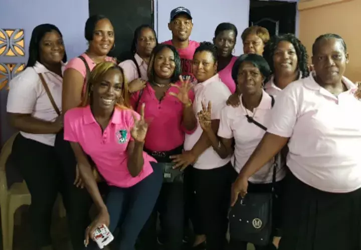 Trabajadoras del Municipio de Colón, en compañía de "Pelenchín". Foto: Delfia Cortez. 