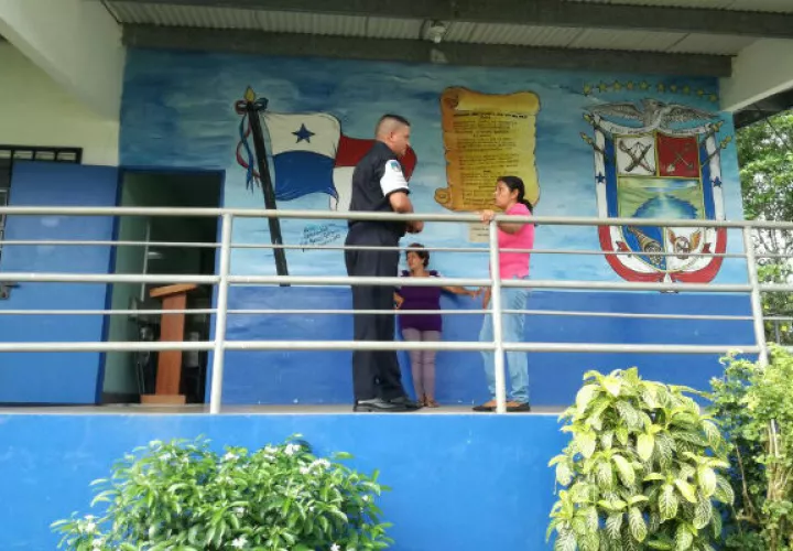 El policía fue a reprender a un alumno que había sostenido una pelea con el hijastro del uniformado / Crítica web.