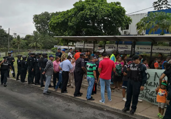 Los precaristas se mantienen a orilla de la vía. Foto: Raimundo Rivera. 