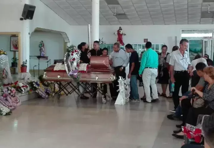 Familiares y amigos en la iglesia. Foto: Eric Ariel Montenegro. 