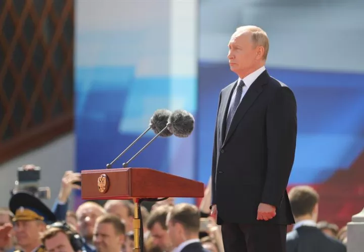 El presidente ruso, Vladimir Putin, asiste a un desfile con motivo de su sesión de investidura, en la plaza del Kremlin deMoscú, Rusia