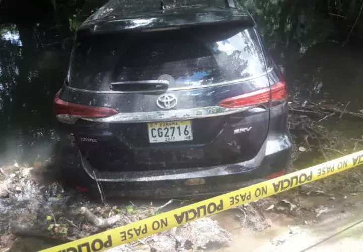 El auto, donde supuestamente viajaban los delincuentes. Foto: Zenaida Vásquez.