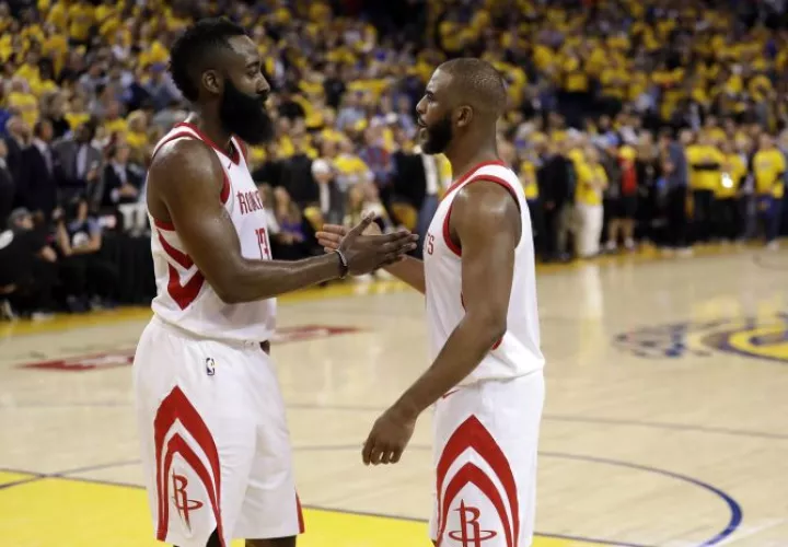 James Harden junto a Chris Paul. Foto AP