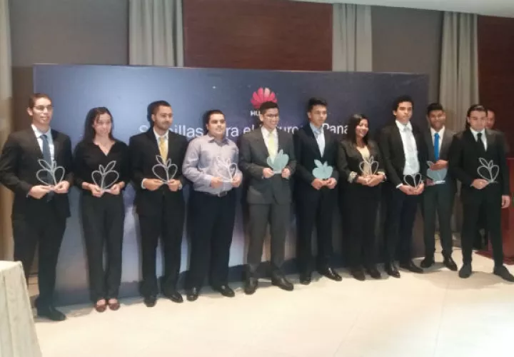Grupo de 10 universitarios seleccionados